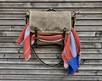 Field tan messenger bag in waxed canvas / Musette  with adjustable shoulderstrap UNISEX