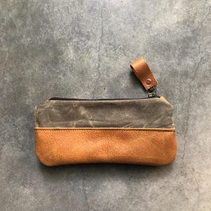 Étui à crayons, petite pochette en toile cirée beige et cuir huilé cognac