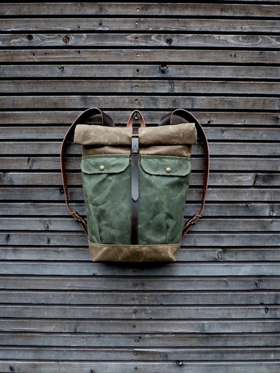 Mochila de lona encerada con cierre enrollable en la parte
