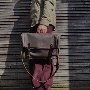 Leather messenger with folded top in oiled leather Musette Satchel with adjustable shoulderstrap image 2