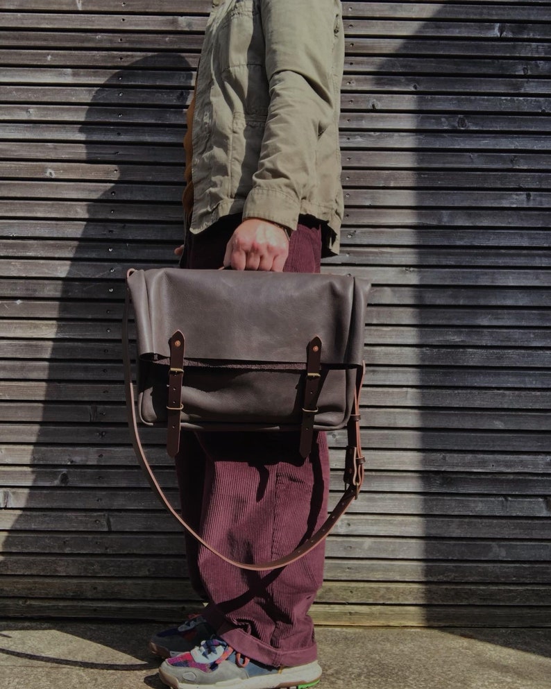 Leather messenger with folded top in oiled leather Musette Satchel with adjustable shoulderstrap image 2