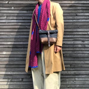 Bolso de día, cartera unisex en lona encerada negra con base de piel marrón oscuro