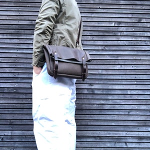 Petit sac besace en cuir huilé avec bandoulière réglable UNISEXE