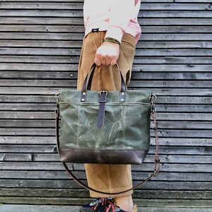 Gewaxte toile draagtas avec leren handgrepen et schouderriem