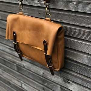 Musette satchel made in oiled leather with adjustable shoulderstrap UNISEX image 4