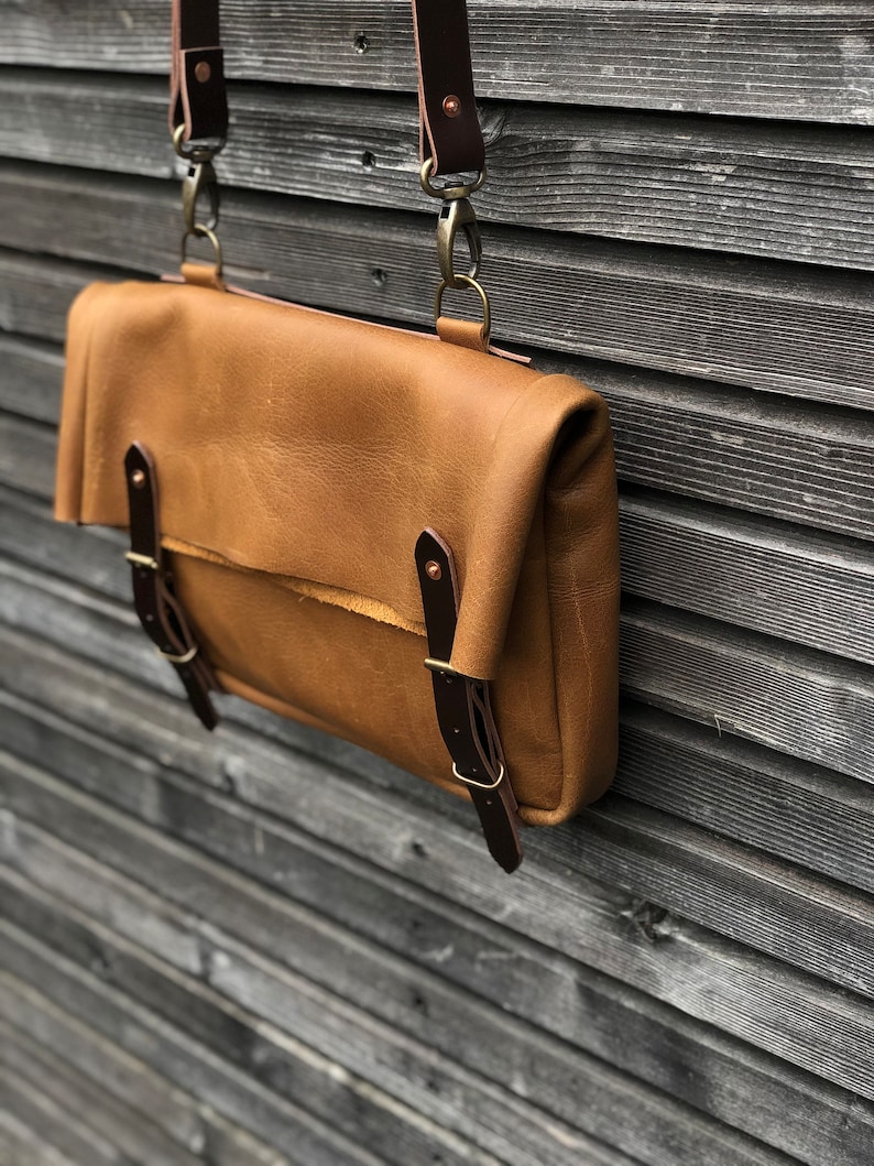 Musette satchel made in oiled leather with adjustable shoulderstrap UNISEX image 4