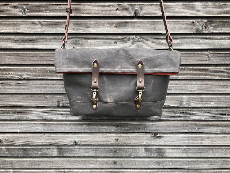 Field bag made in waxed canvas and leather satchel / messenger bag / canvas day bag image 4