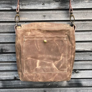 Messenger bag in waxed canvas with leather adjustable shoulder strap and closing flap medium size image 4