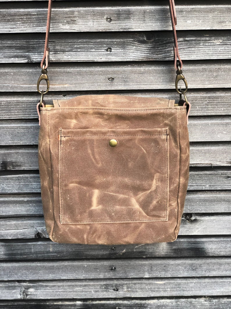 Messenger bag in waxed canvas with leather adjustable shoulder strap and closing flap medium size image 4