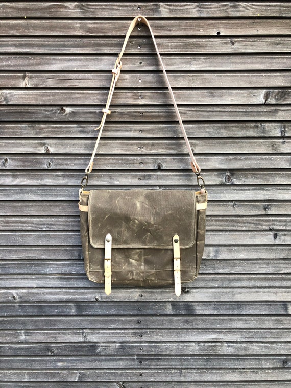 Grey Messenger Bag in Waxed Canvas / Musette With Adjustable Shoulderstrap  UNISEX 