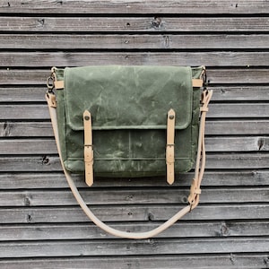 Messenger bag in olive green waxed canvas / Musette  with adjustable shoulderstrap UNISEX