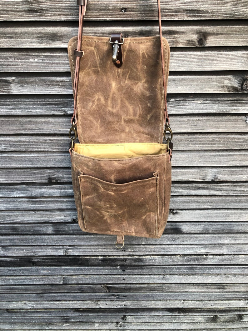 Messenger bag in waxed canvas with leather adjustable shoulder strap and closing flap medium size image 5