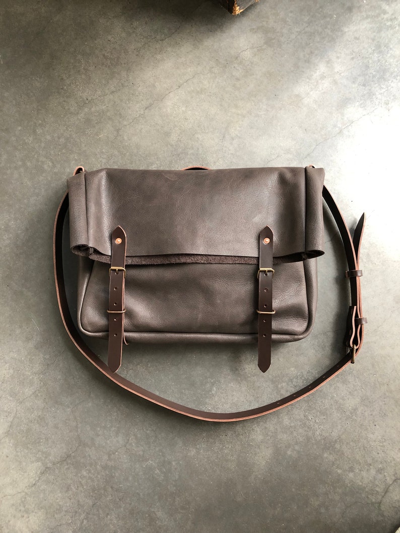 Leather messenger with folded top in oiled leather Musette Satchel with adjustable shoulderstrap image 4