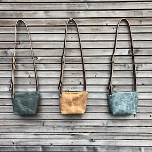 Minimalistische dagtas/handtas gemaakt van gewaxt canvas met leren schouderriem, zakje met ritssluiting