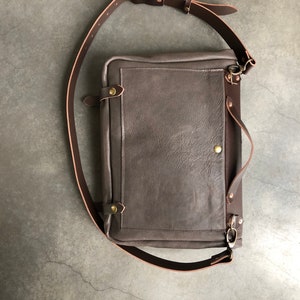 Leather messenger with folded top in oiled leather Musette Satchel with adjustable shoulderstrap image 6