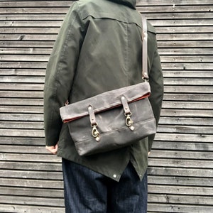 Field bag made in waxed canvas and leather satchel / messenger bag / canvas day bag image 3