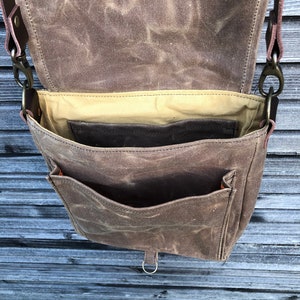 Messenger bag in waxed canvas with leather adjustable shoulder strap and closing flap medium size image 6