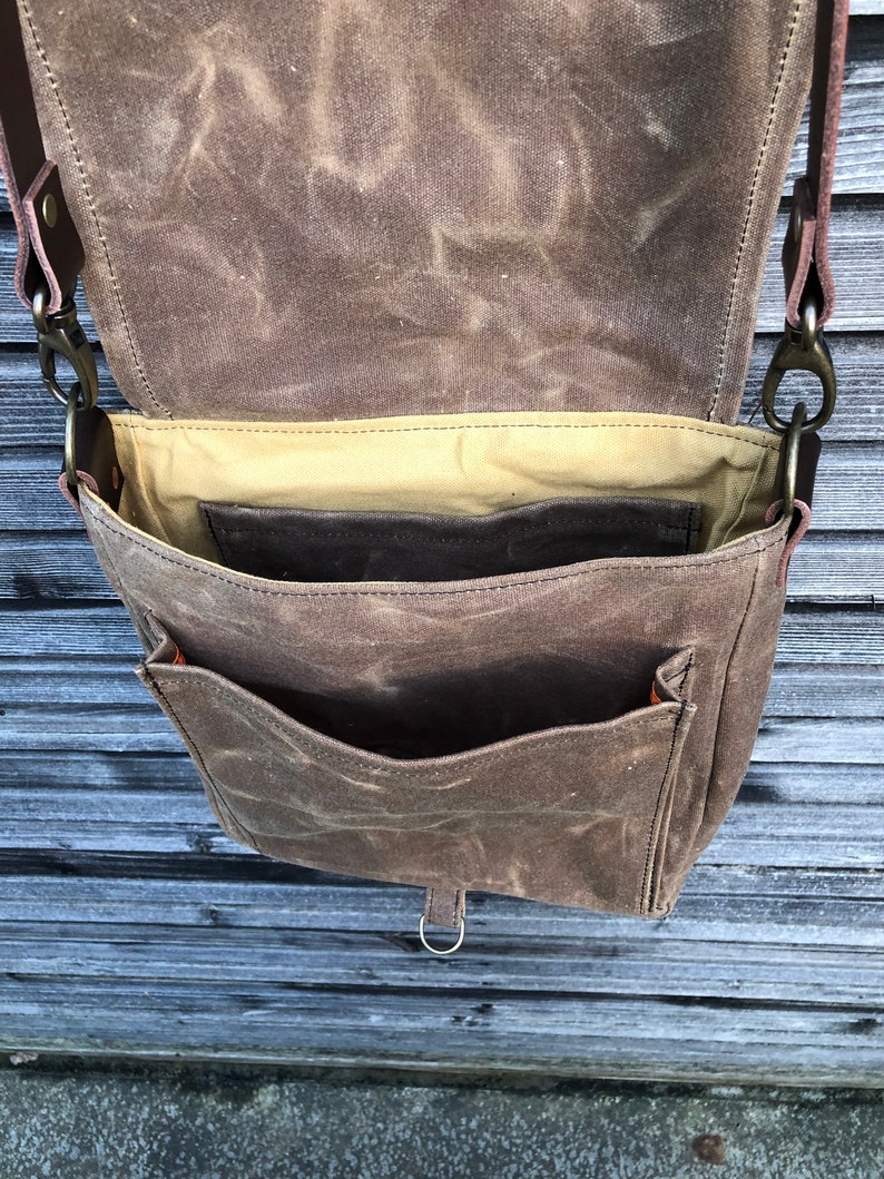 Messenger bag in waxed canvas with leather adjustable shoulder strap and closing flap medium size image 6