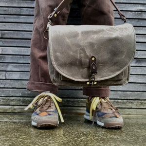 Musette in waxed canvas with leather adjustable shoulder strap and closing flap medium size