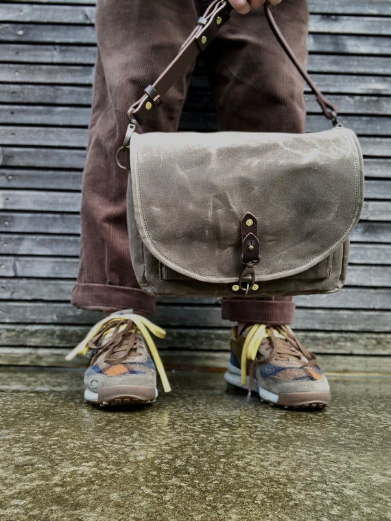 Grey Messenger Bag in Waxed Canvas / Musette With Adjustable Shoulderstrap  UNISEX 