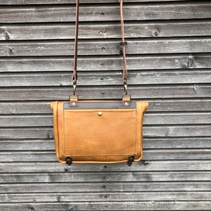 Musette satchel made in oiled leather with adjustable shoulderstrap UNISEX image 7