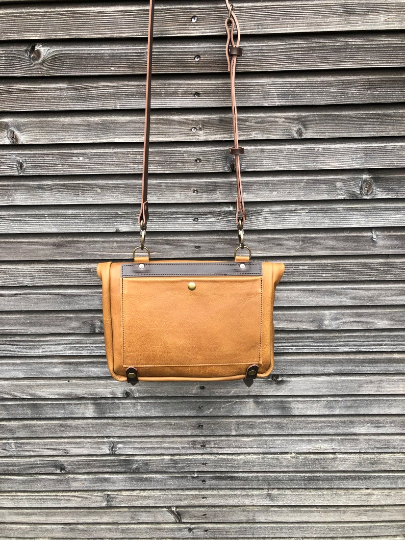 Musette satchel made in oiled leather with adjustable shoulderstrap UNISEX image 7