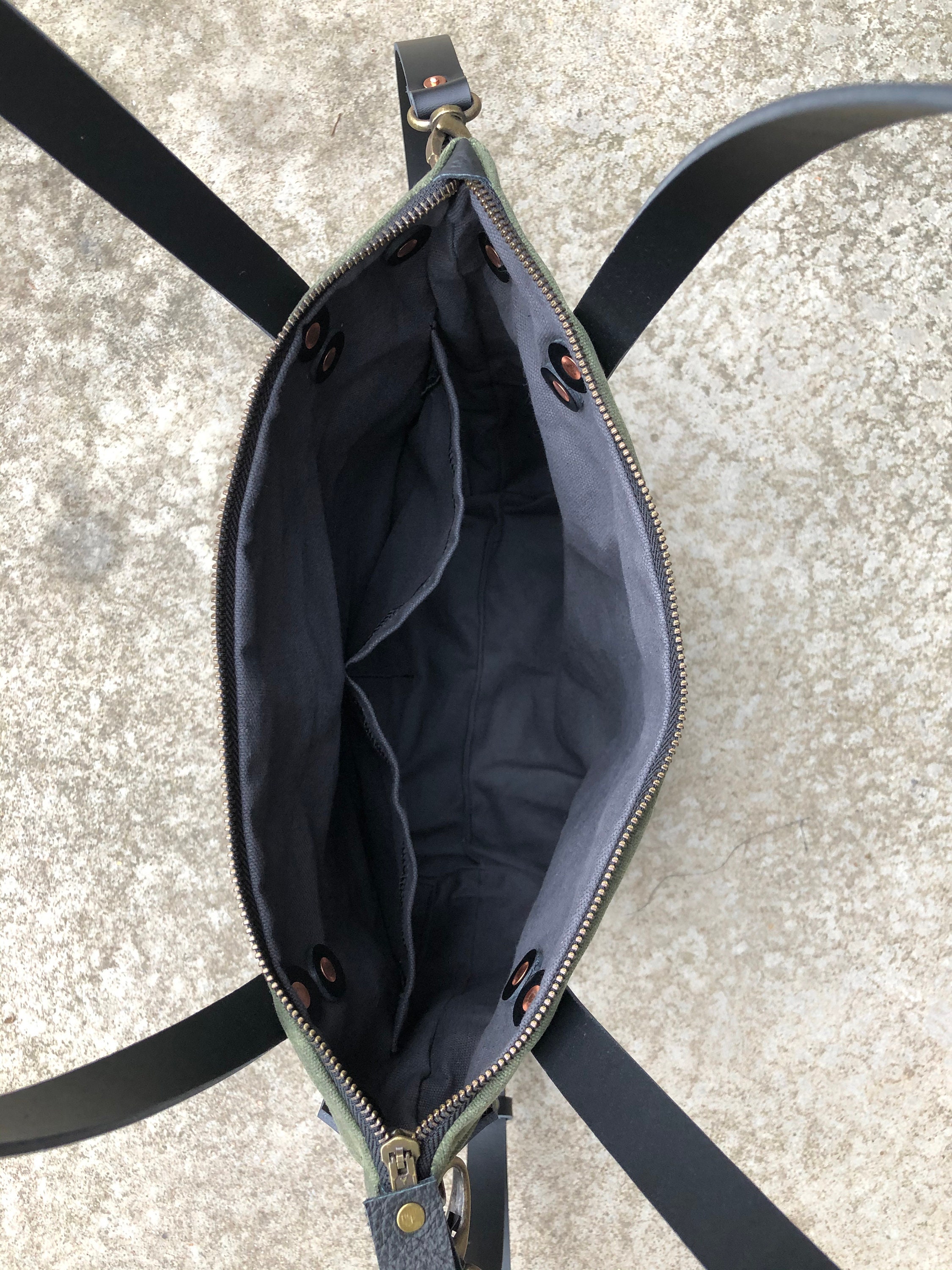 オリーブグリーンのワックスキャンバストートバッグ：ジッパー付き