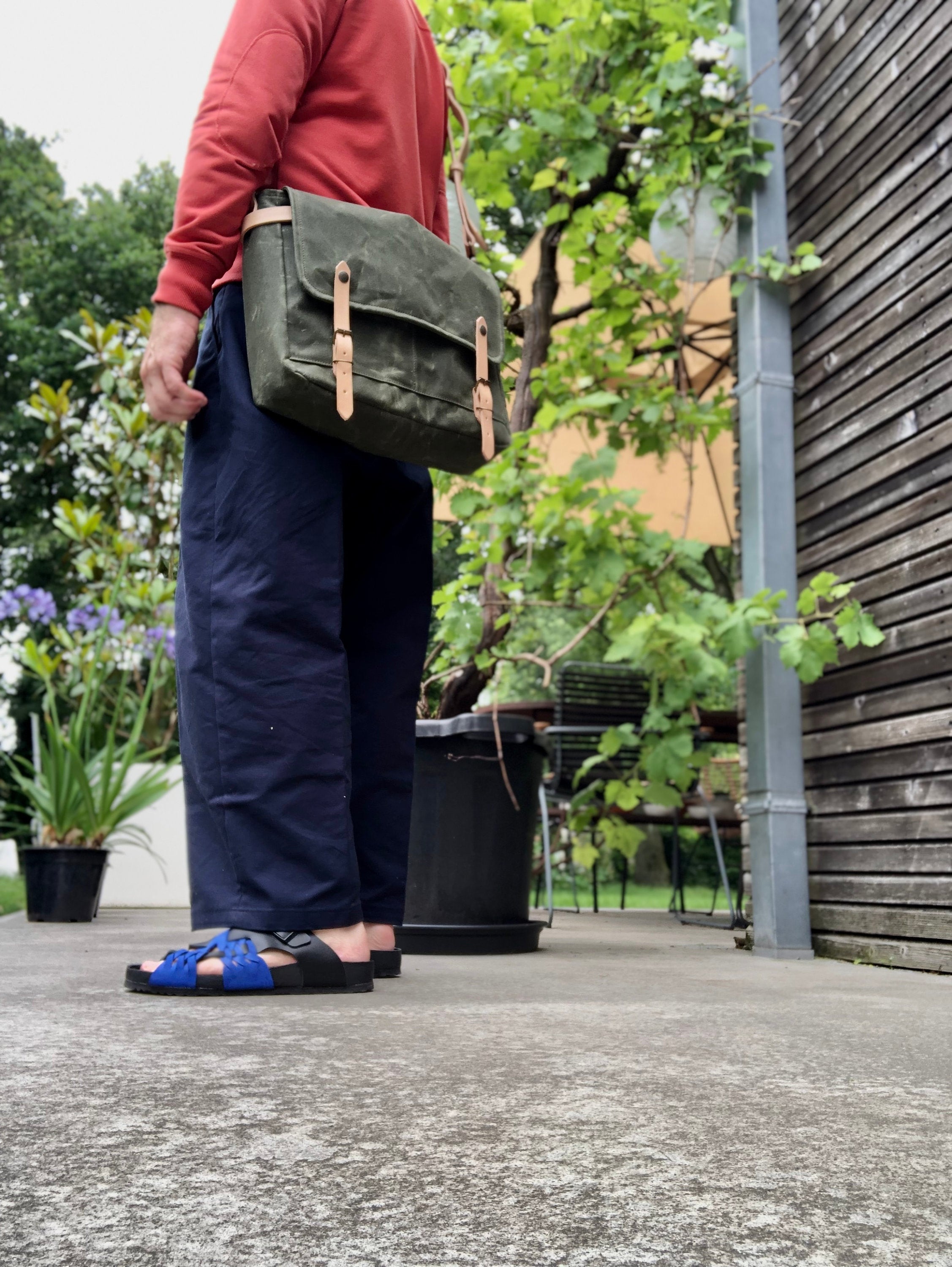 Olive Green Messenger Bag in Waxed Canvas / Musette With 