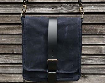 Mens messenger bag in waxed canvas with leather adjustable shoulder strap and closing flap