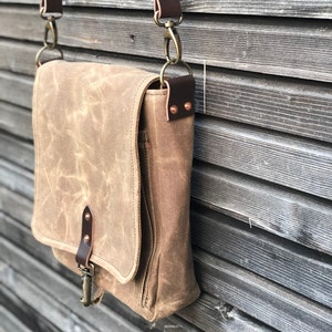 Messenger bag in waxed canvas with leather adjustable shoulder strap and closing flap medium size image 3