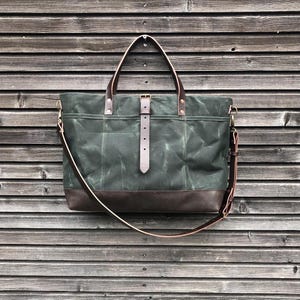Sac fourre-tout XL en toile cirée vert forêt avec poignées et bandoulière en cuir
