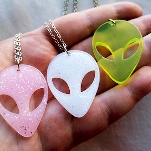 Collar de resina con cabeza de extraterrestre – Hecho a mano en 3 colores cósmicos