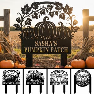 Op de afbeelding: Zwart metalen pompoenveld-bord met de tekst "SASHA'S PUMPKIN PATCH" en een decoratief blad- en pompoenontwerp. De afbeelding toont ook voorbeelden van andere pompoenveld-borden.