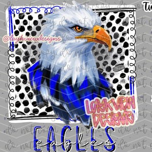 Könnte beinhalten: Ein digitales Grafikdesign mit einem Weißkopfseeadler mit gelbem Schnabel und blauen Federn vor einem schwarz-weiß gepunkteten Hintergrund. Der Text "EAGLES" erscheint in Blau und Schwarz, zusammen mit den Beschriftungen "Two Pocket Designs" und "Laykview Designs".