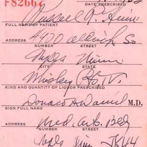Puede incluir: Un recibo de prescripción de licor antiguo con detalles manuscritos. El papel rosa incluye el texto "DUPLICADO DE RECIBO DE PRESCRIPCIÓN DE LICOR" y campos para la información del paciente, la fecha y el licor recetado. El número de permiso es 36.