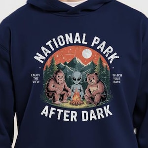 Nationalpark nach Einbruch der Dunkelheit Alien-Sweatshirt, personalisiertes lustiges Camping-T-Shirt, Cryptid-Wanderpullover, Bigfoot Bär