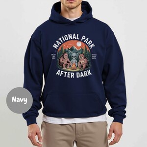 Sweat-shirt vintage extraterrestre « National Park After Dark », pull de camping humoristique et personnalisé, pull de randonnée cryptide, Bigfoot Mothman extraterrestre