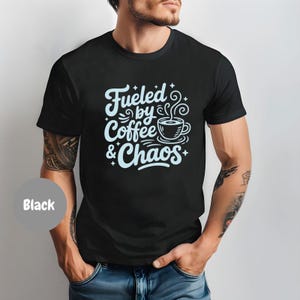 Spersonalizowana koszulka „Fueled by Coffee & Chaos”, prezent dla miłośnika kawy, humorystyczna koszulka graficzna, koszulka baristy, koszulka z kofeiną, koszulka z zabawnym cytatem