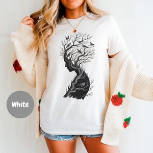 Natur-Frau-Baum-Vögel-T-Shirt, Baumliebhaber-T-Shirt, Grafik-Shirt im Wald-Stil, Cottagecore-Kunst-Top, Unisex-Geschenkidee