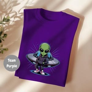 Personalisierbares lustiges Alien-Gamer-T-Shirt: Shirt im Retro-Comic-Stil für Sci-Fi- und Gaming-Fans – Ihr neues Lieblings-Grafik-Oberteil