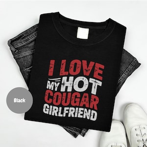 I Love My Hot Cougar Girlfriend T-shirt, grappig relatieshirt, gewaagd statement T-shirt voor hem of haar, unisex graphic top, wildlife cadeau meisje