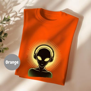 Camiseta personalizada com estampa de DJ alienígena e fones de ouvido, perfeita para amantes da música e fãs do gênero.