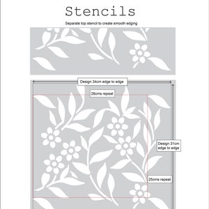 K&ouml;nnte beinhalten: Ein wei&szlig;es Blumen-Schablonenmuster mit Bl&auml;ttern und Bl&uuml;ten. Die Schablone ist 34 cm breit und 31 cm hoch. Das Muster wiederholt sich alle 28 cm horizontal und 25 cm vertikal.