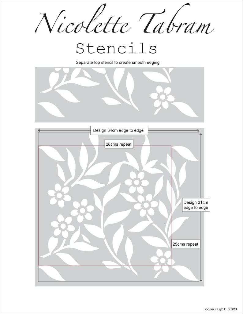 K&ouml;nnte beinhalten: Ein wei&szlig;es Blumen-Schablonenmuster mit Bl&auml;ttern und Bl&uuml;ten. Die Schablone ist 34 cm breit und 31 cm hoch. Das Muster wiederholt sich alle 28 cm horizontal und 25 cm vertikal.