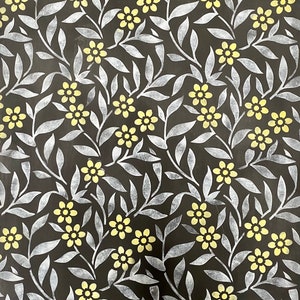 K&ouml;nnte beinhalten: Ein schwarzer Hintergrund mit einem wei&szlig;en Blumenmuster. Die Blumen sind klein und haben f&uuml;nf Bl&uuml;tenbl&auml;tter. Die Bl&auml;tter sind lang und d&uuml;nn. Das Muster wiederholt sich &uuml;ber das gesamte Bild.