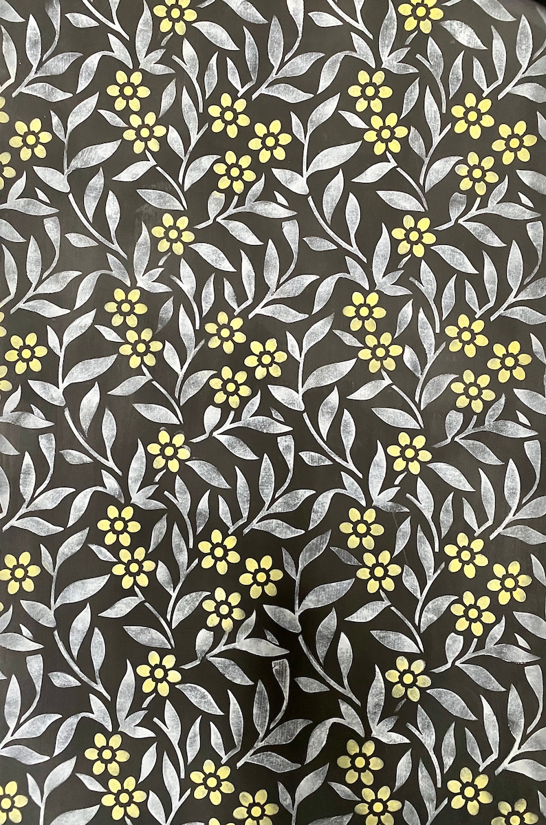 K&ouml;nnte beinhalten: Ein schwarzer Hintergrund mit einem wei&szlig;en Blumenmuster. Die Blumen sind klein und haben f&uuml;nf Bl&uuml;tenbl&auml;tter. Die Bl&auml;tter sind lang und d&uuml;nn. Das Muster wiederholt sich &uuml;ber das gesamte Bild.
