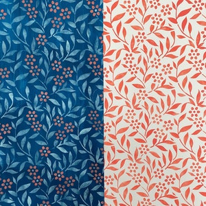K&ouml;nnte beinhalten: Ein nahtloses Muster mit einem sich wiederholenden Design aus roten Bl&uuml;ten und Bl&auml;ttern auf wei&szlig;em Hintergrund. Das Muster ist in zwei H&auml;lften geteilt, wobei die linke Seite einen blauen Hintergrund und die rechte Seite einen wei&szlig;en Hintergrund aufweist.