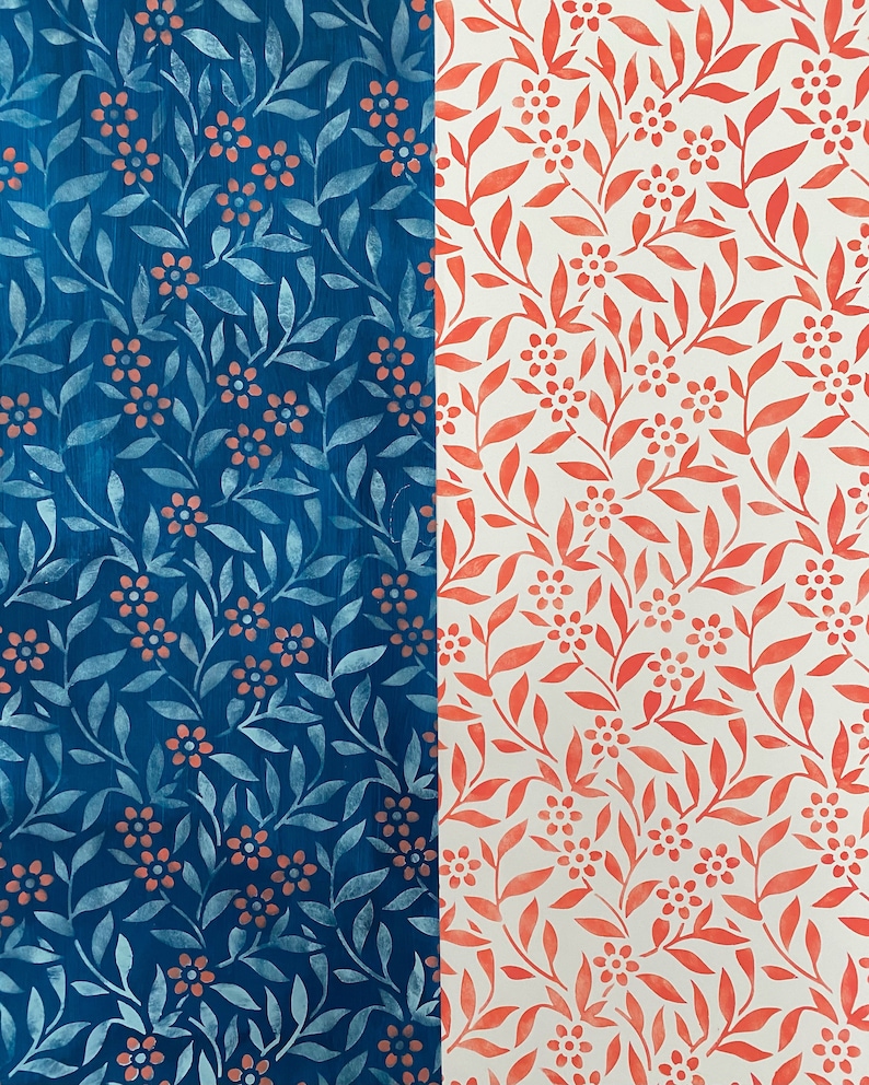 K&ouml;nnte beinhalten: Ein nahtloses Muster mit einem sich wiederholenden Design aus roten Bl&uuml;ten und Bl&auml;ttern auf wei&szlig;em Hintergrund. Das Muster ist in zwei H&auml;lften geteilt, wobei die linke Seite einen blauen Hintergrund und die rechte Seite einen wei&szlig;en Hintergrund aufweist.