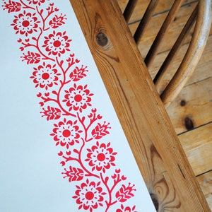 Bergen Border Furniture stencil voor vloeren, muren, meubels en stoffen. Scandinavisch/folkstencil.