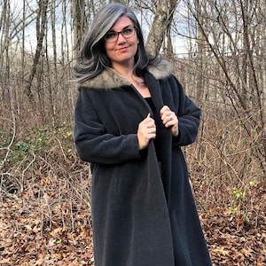Vintage 1950&#39;s Dark Gray Wool Swing Coat Genuine Fur Collar